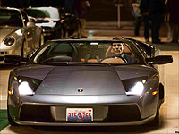 A képen a Bruce Wayne-t/Batmant alakító Christian Bale látható a Murciélago Roadster-ben. 