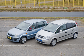 Az Opel nemcsak hosszabb (+20 mm), hanem magasabb is (+90 mm) a Fordnál