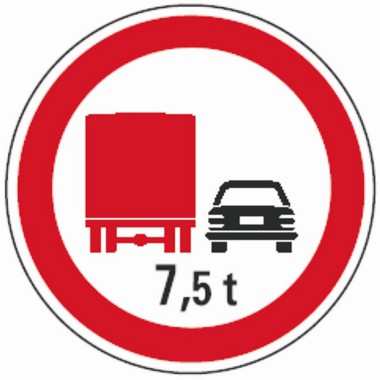 Nem előzhetnek a kamionok a gyorsforgalmi úthálózaton, nem helyeznek ki külön tiltó táblákat