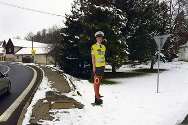 Miniszoknyás rendőrnő a hóesésben - baleseteket okoz, és a cseh rendőrség szerint ez így van jól