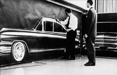 Első maradandó munkája az 1959-es Cadillac volt. Tudják, a hatalmas hátsó szárnyak