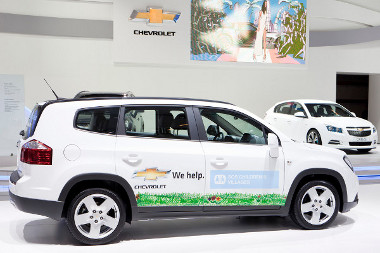 Száz autót - köztük húsz darab Orlandót - adományoz a Chevrolet az SOS Gyermekfaluknak 2011-ben