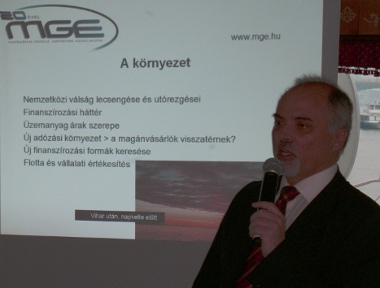 Erdélyi Péter, az MGE ügyvezető elnöke ismertette a magyar újautó-piac nehézségeit. Eredményekről nem nagyon lehet beszélni...