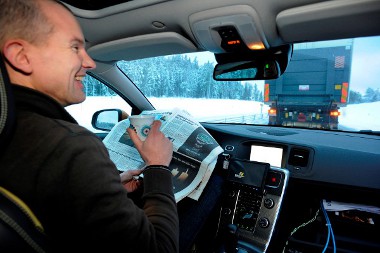 Újságot olvashat, kávézhat a hátul haladó autó sofőrje, az autó magától követi az előtte haladót