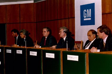 Bob Eaton, a GM akkori vezetője egy 1991-es budapesti sajtóértekezleten