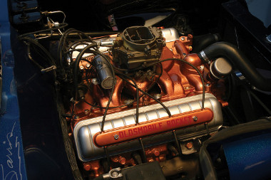 Ötliteres, Oldsmobile V8-as motor mozgatja az első naptól kezdve az autót