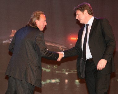 Tony Robinson, az Abroncs Technológia Expo alapítója, gratulál Stefan Fischer-nek (balról jobbra)