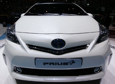 Mitől más a Prius+, mint a Prius V? Csak hétszemélyesként létezik, és lítium-ion akkumulátora lesz
