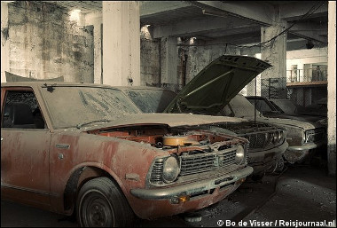 Ciprus egy részén, a demarkációs zónában 37 évvel ezelőtt megállt az idő. Ezek az új autók azóta is a szalonban állnak