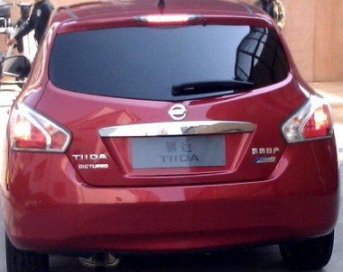 Csak ez az egy kép van az új Nissan Tiidáról, de ez alapján is kijelenthetjük: sokkal divatosabb lesz majd az újdonság megjelenése