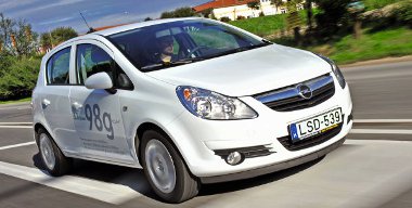 Az autó oldalán lévő 98 g/km-es CO2-kibocsátási érték esetünkben nem stimmel, ugyanis az ötajtós EcoFlex Corsáé 99 g/km