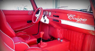 Piros bőr borítja a kétajtóssá avanzsált Tatra 603-as belsejét