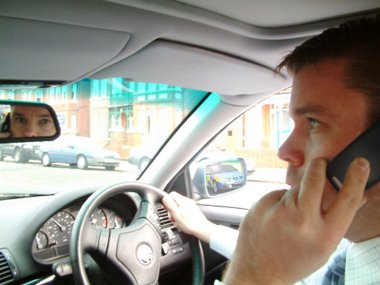 A britek 81 százaléka telefonál vezetés közben - 62 százalékuk nem tudja, hogy ez büntethető
