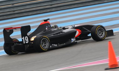 Egyforma autókkal versenyeznek a fiatal pilóták a Formula-1 európai betétfutamain