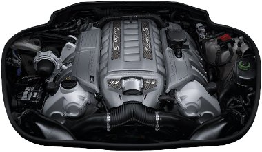 Új turbóknak és vezérlősoftvernek köszönheti a teljesítmény-növekedést a 4,8 literes V8-as