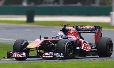 Buemi szerint a Toro Rosso versenyképesebb, mint tavaly. A svájci pilóta éppen csapattársával koccant az első kanyarban