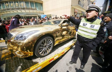 Rendszám nélküli autónak semmi keresnivalója közterületen - a kínai rendőrség elszállíttatta a valódi arannyal bevont Infinitit