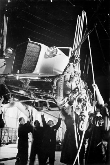 Kézi emelőkkel rakodták be a kicsivel több, mint 800 kg tömegű autót a Hindenburgba