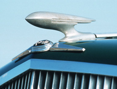 1934-től az ötvenes évek közepéig Zeppelin díszítette a közepes méretű Opelek hűtőrácsát