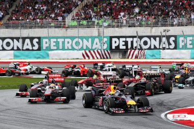 Vettel megtartotta a vezetést, míg Hamilton elé befurakodott a parádésan rajtoló Heidfeld