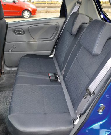 A Suzuki Alto kabinja négyszemélyes, a második sor kevésbé szellős