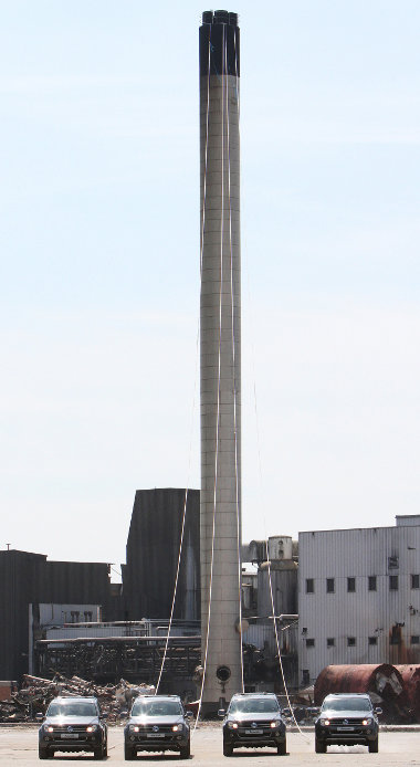 67 méter magas, 140 tonnás acél kéményt döntöttek le az Amarokok