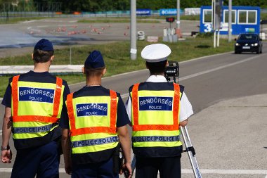 A rendőrség közúti ellenőrzéssel készítette fel a valódi életre az autóvezetést tanulókat