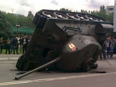 Szokatlan látvány a felborult tank. Szerencsére nem szenvedett nagy károkat a veterán harci jármű