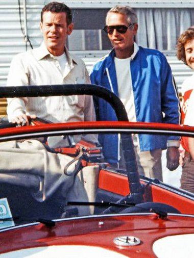 Paul Newman 300 lóerős Ford V8-ast rakatott a hátsó ülések helyére. az autót később egy iskolának adományozta
