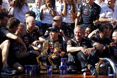 Vettel és a Red Bull Racing egy kaotikus verseny után örülhetett a győzelemnek