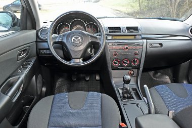 Frissebb hatású a Mazda műszerfala, a váltó precíz szerkezet