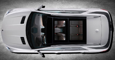 Hatalmas méretű - részben nyitható - üvegtető is kérhető a Mercedes ML-hez