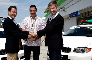 Paul de Courtois a BMW Magyarország új vezérigazgatója, Gyulay Zsolt és Henning Putzke, a BMW Magyarország most távozó vezérigazgatója a két BMW 135i átadásán