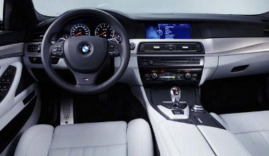 Európában 7 fokozatú, dupla kuplungos váltót kap a BMW M5, az Egyesült Államokban megmarad a hatfokozatú, kézi váltó opció