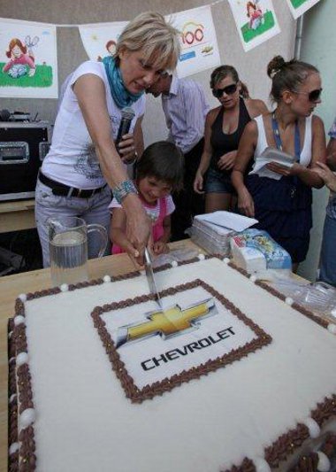 Természetesen volt születésnapi torta is, az ünnepelttől a gyermekeknek