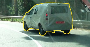 Csak egy oldalon van tolóajtó, a kipufogó utólagosnak tűnik, a Kangoon függőlegesen áll a hátsó ablaktörlő - ez lenne a Dacia egyterű?