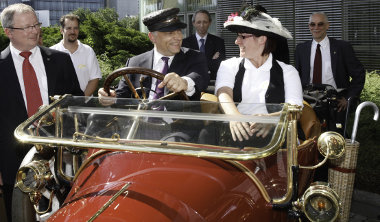 Orbán Viktor kipróbálta az épp Rüsselsheimben tartózkodó, 100 éves magyar tulajdonban lévő Opel Torpedo-t. Az állami hivatalok ugyanezt teszik majd az Opel Amperával