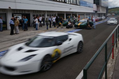 A GT4-es versenyautót is lehet vezetni a Lotus Driving Academy keretében, igaz, ennek ára háromszorosa a legdrágább képzésnek