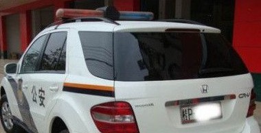 Valamelyik rendőri vezető biztos komolyan gondolta, hogy elég lesz Honda CR-V-nek álcázni a Mercedes ML-t
