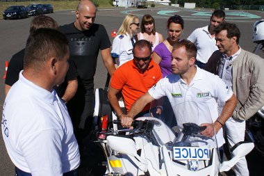 Még Talmácsi Gábor is tanult valamit a motoros rendőrtől - a gázkar végére szerelt műanyag lap segít gázt adni