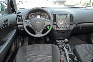 Egyszerű és gusztusos a Hyundai műszerfala, az MP3-lejátszós CD-rádióhoz széria az USB- és AUX-csatlakozó