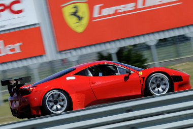 Gyengébb az utcai változatnál az amerikai Grand Am széria szabályainak megfelelő Ferrari 458 Italia versenyautó