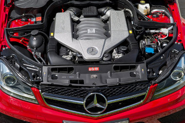 SLS AMG belsőségekkel növelték 517 lóerőre a 6,2 literes V8-as szívómotor teljesítményét