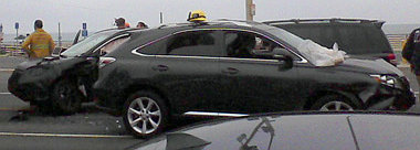 Szabadidő-autó szabadidő-autó hátán a tömeges karambolban, bal oldalon az új Honda CR-V orra