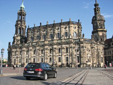 Drezda főterén, a nagy bombázás után részben eredeti kövekből újjáépített Frauenkirche előtt