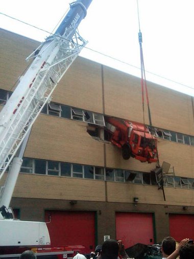 Csak odébb akart állni egy szerelő a New Yorki javítóműhelyben - a tűzoltók szabadították ki a fülkéből