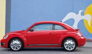 Walter de Silva (VW-konszern) és Klaus Bischoff (a VW márkafelelőse) álmodta meg a Beetle köntösét. Jár a gratuláció!