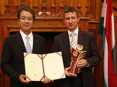 A Magyar Termék Nagydíjat a Magyar Suzuki Zrt. nevében Hisashi Takeuchi vezérigazgató és Kocsis József minőségbiztosítási igazgató vette át a Parlament felsőházi termében.