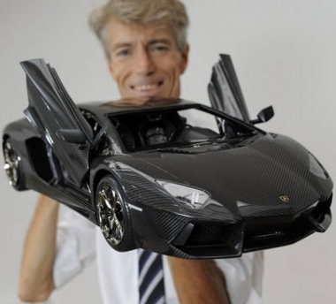 Csak semmi botlás, a kézben tartott Lamborghini modell ára 1,2 milliárd (!!!) forint. Ismétlem: 1,2 milliárd (!!!) forint