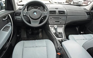Ingerszegény BMW-belső, az anyagokon nem érződik a márka „prémium” mivoltának varázsa